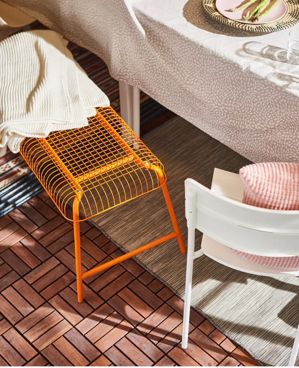 Osveži čeličnu klupu udobnim jastučićima i napravi sjajna mesta za goste. IKEA VÄSTERÖN narandžasta klupa od čelika s premazom u prahu čvrsta je i lako se održava.
