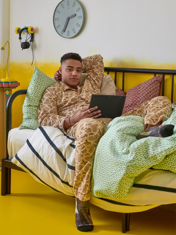 Où vas-tu étudier aujourd’hui? Sur le lit ou sur le canapé? Et pourquoi pas sur un divan FYRSEDAL?