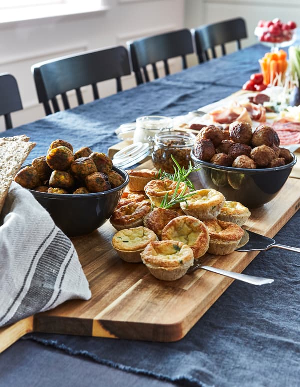 Oubliez les fourneaux. IKEA vous propose un bel assortiment de produits à réchauffer comme les tartes au fromage, les boulettes de viande et les boulettes végétariennes.