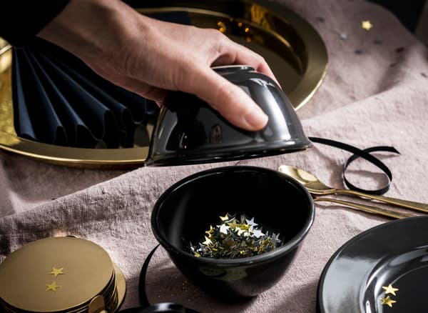 Pair your IKEA GLATTIS golden dining kit with black VARDAGEN bowls and plates. Sprinkle (or hide) confetti on tableware surfaces for extra sparkle.