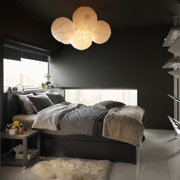 Passe des nuits de rêve dans du linge de lit en coton durable: opte pour la housse de couette et les 2 taies d'oreiller grises en chambray IKEA BLÅVINDA.