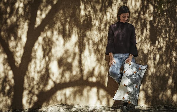 Paulin Machado تحمل وسادة بطباعة صبار.