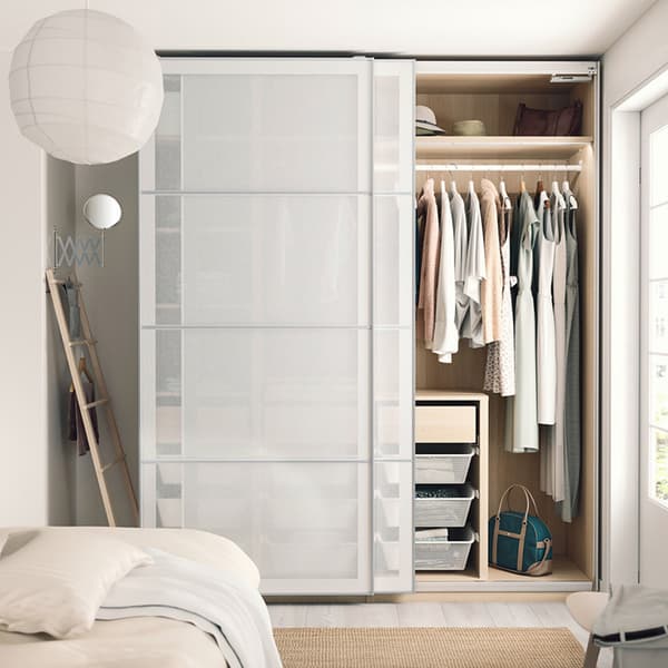 PAX / SVARTISDAL Agencement d’armoire-penderie blanche et à effet papier blanc.