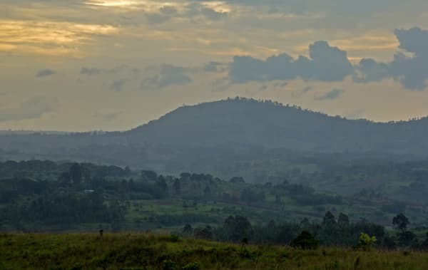 Paysage champêtre avec collines.