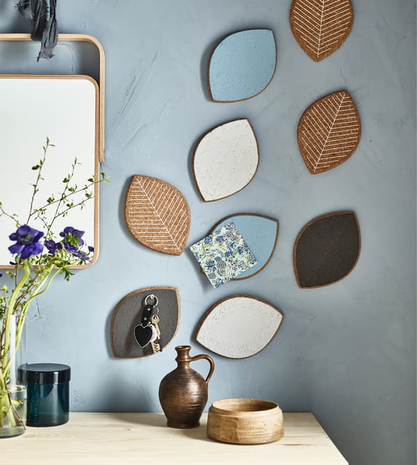 Peignez des dessous de plat en liège SJUDA dans différentes couleurs en guise de pense-bêtes personnalisés dans une maison partagée.