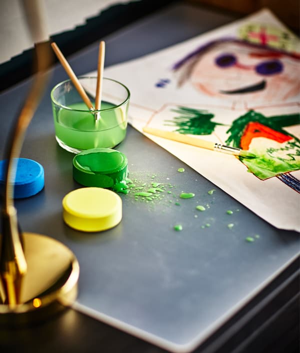 Peinture à l’eau en cours de réalisation au bureau.