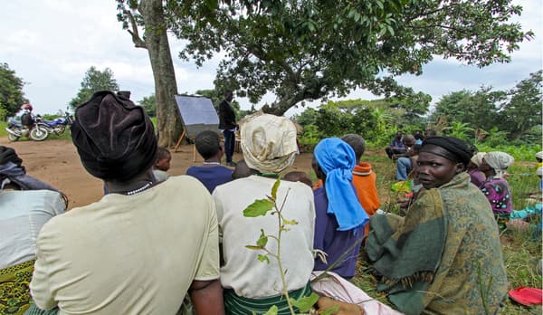 Peladang Uganda mendapat nasihat dan pendidikan sebagai sebahagian daripada projek White Nile.