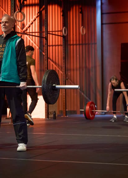 People deadlifting in gym