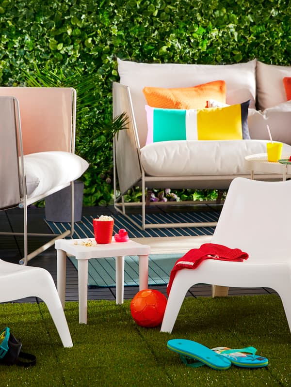 Perabot luar yang terdiri daripada sofa dan kerusi berlengan, kerusi dan meja kanak-kanak yang lebih kecil dengan kusyen dan pelbagai item.