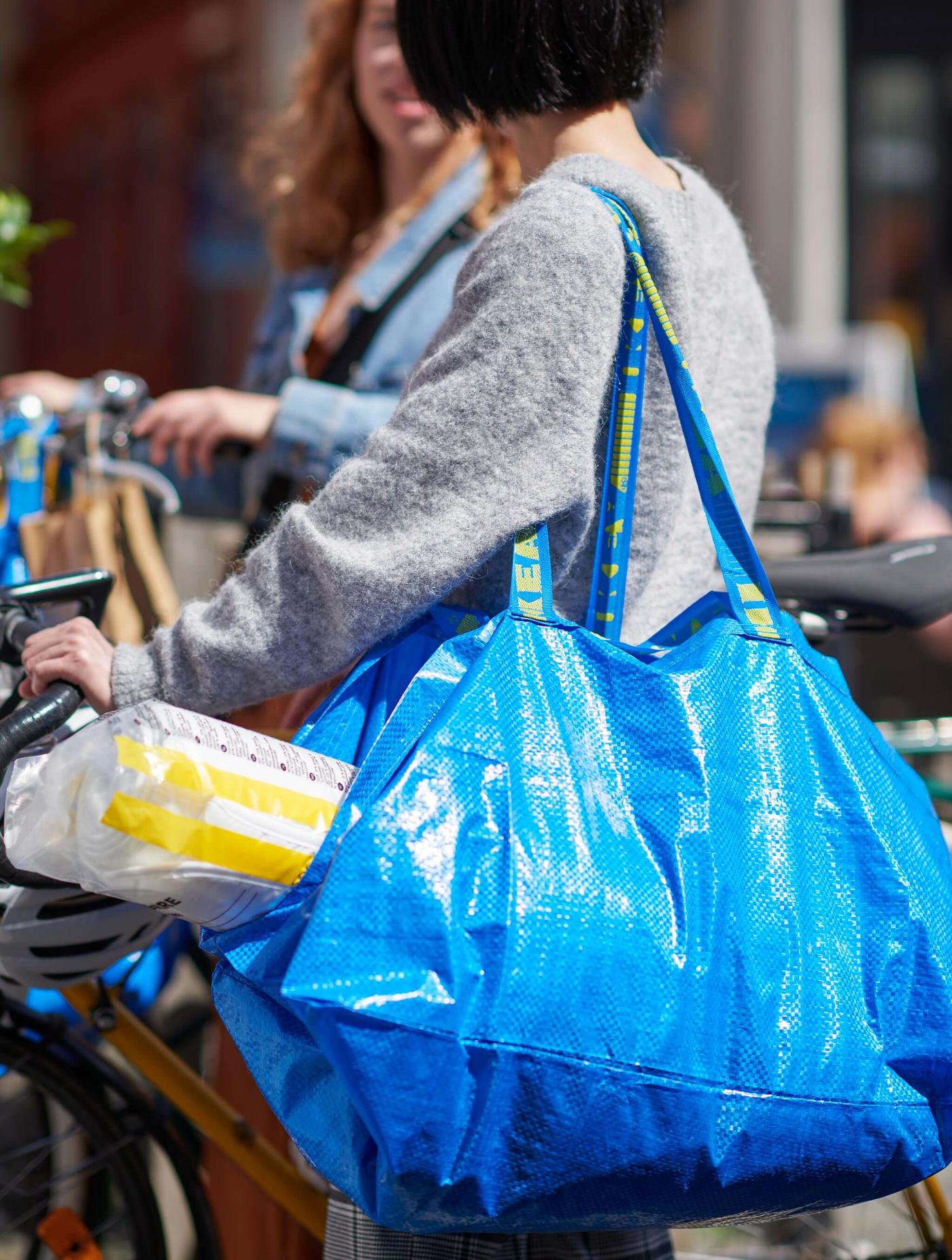 person carrying FRAKTA bag