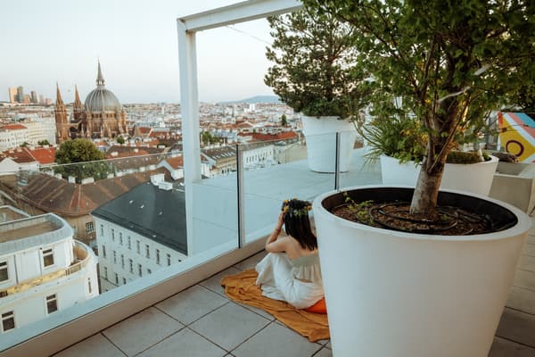 Person sitzt auf Dachterasse IKEA Wien Wetsbahnhof und schaut sich den Ausblick an.