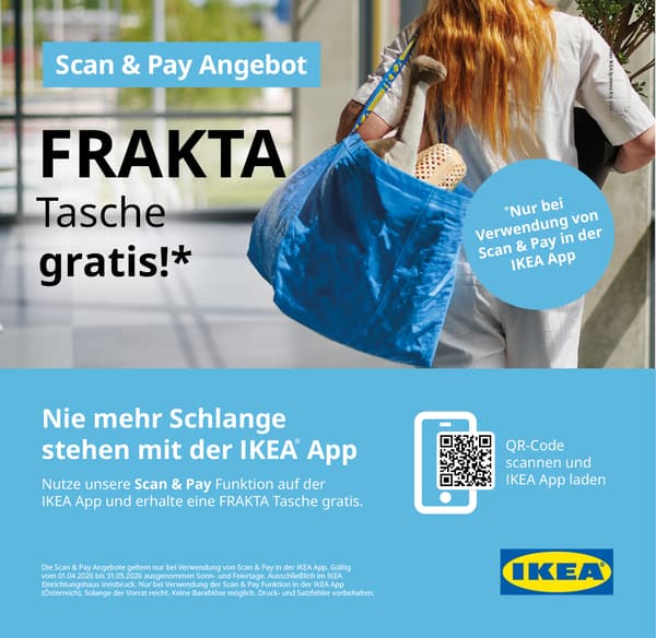 Person von hinten mit Ikea Frakta Tasche umgehängt.