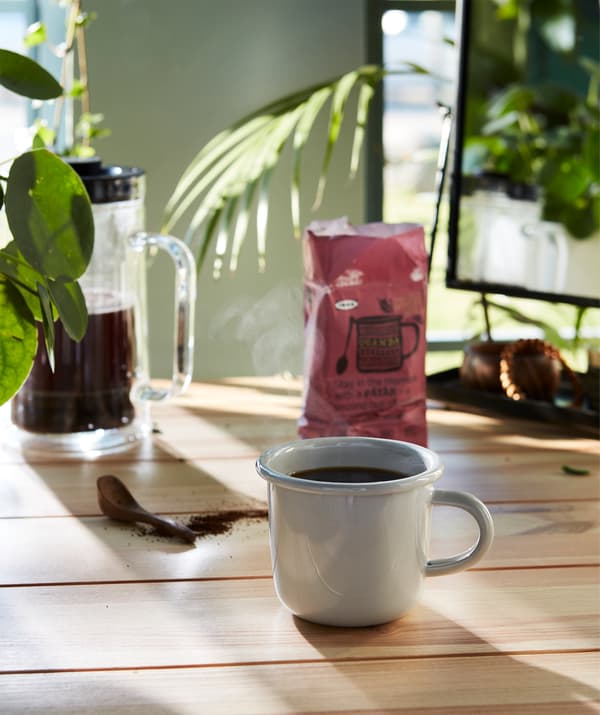 Petit déjeuner ensoleillé à savourer avec un mug gris clair EGENDOM rempli de café PÅTÅR.
