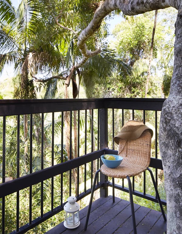 Petite chaise sur le balcon