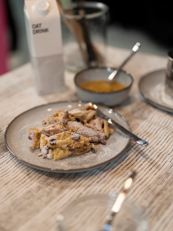 Pflanzlicher Kaiserschmarrn mit Rosinen von @theveganaustrian