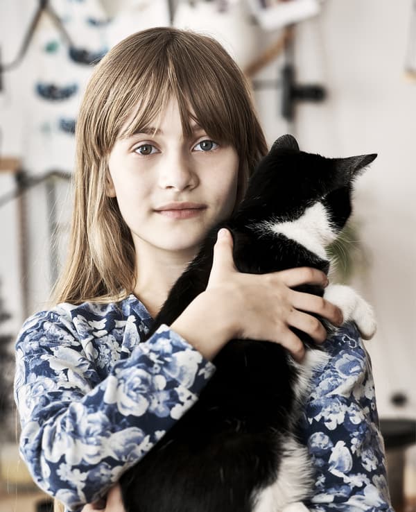 Photo de Hania et de son chat.