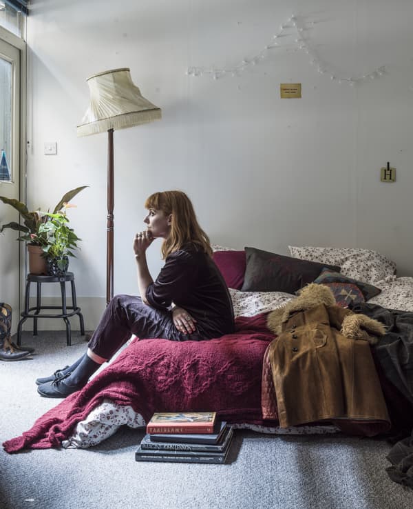 Photo de Hannah assise sur son lit.