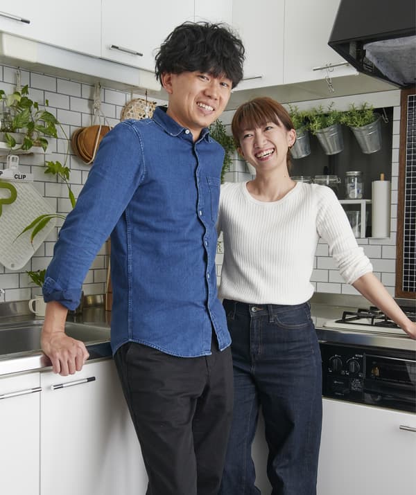 Photo de Hiromi et Shunsuke dans leur cuisine.