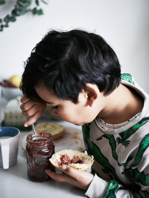 Photo de Justus, le fils de Jules, en train de prendre son petit déjeuner.