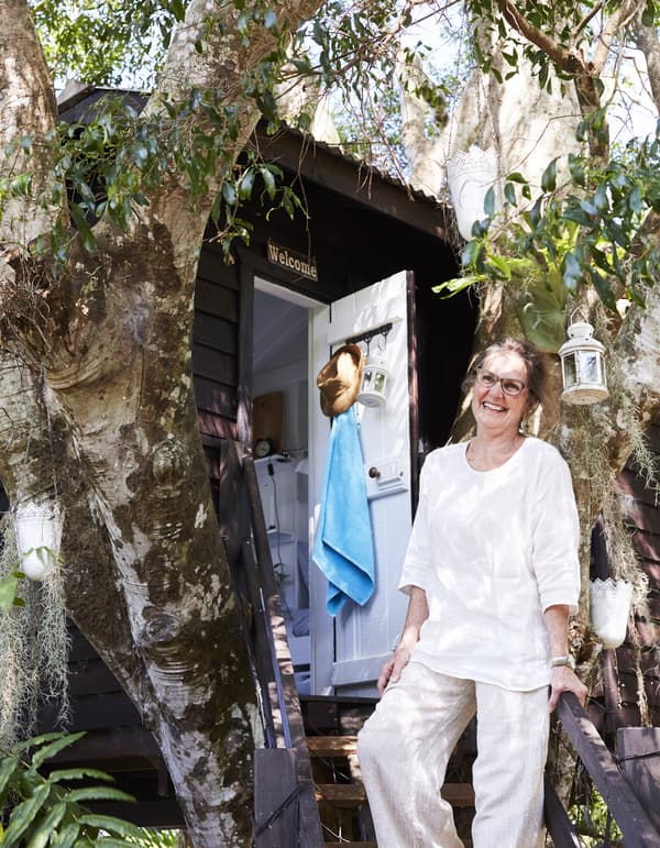 Photo de Margaret devant sa cabane 