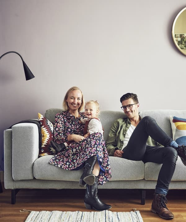 Photo de Marrit, Jelmer et Mia assis dans leur canapé.