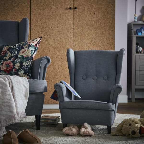 Photo d’un fauteuil à oreilles STRANDMON et sa version enfant à côté.