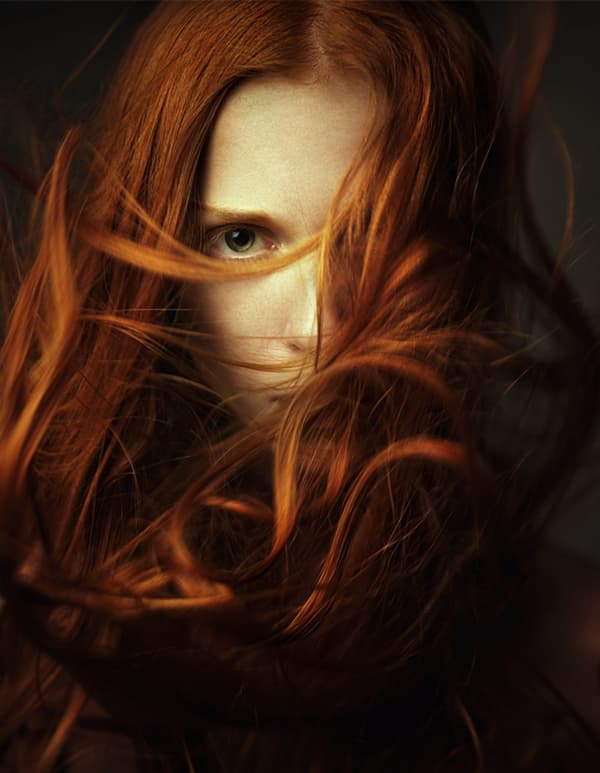 Photo d’une femme à la chevelure rousse.