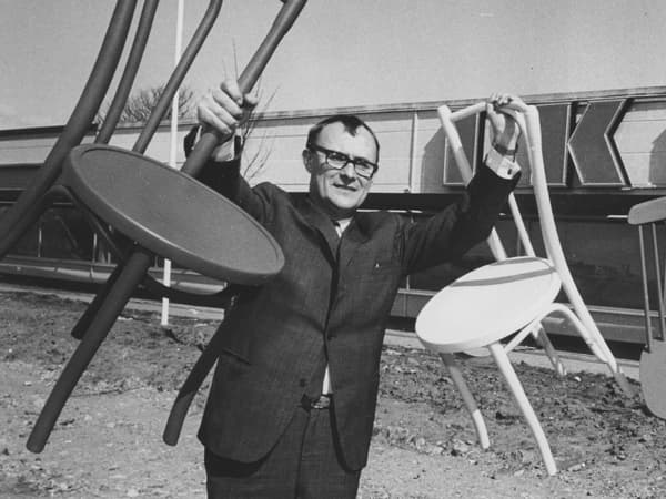 Photo en noir et blanc de Ingvar Kamprad qui tient deux chaises
