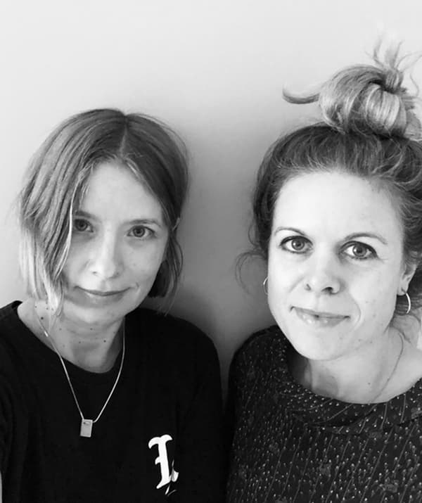 Photo noir et blanc des designers d’intérieur Emma Persson Lagerberg et Emilia Ljungberg.