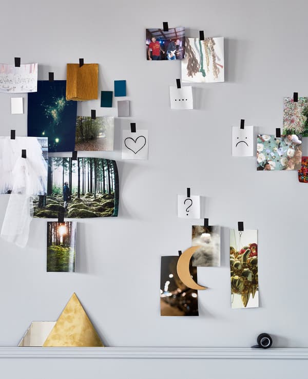 Photos d’endroits, d’aliments, de matériaux et de couleurs fixées au mur avec de l’adhésif et regroupées en catégories – oui, non, peut-être – à la façon d’un moodboard 