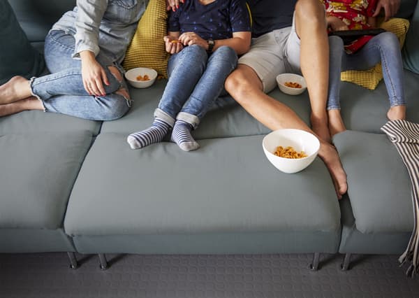 Pia et sa famille dans la salle de jeu, sur le canapé.