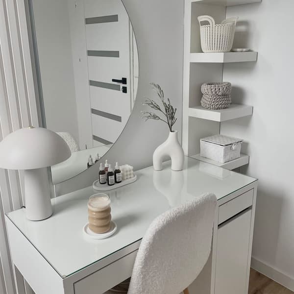 Picture of a makeup room shared on Instagram by @_mojmalydomek