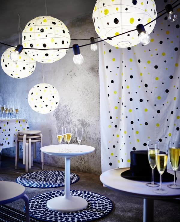 Pièce décorée sur le thème des pois, avec tables, tapis et tabourets ronds.