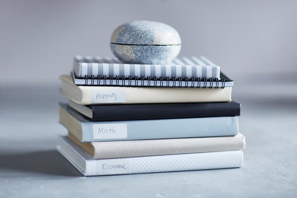 Pile de livres recouverts chacun de papier cadeau.