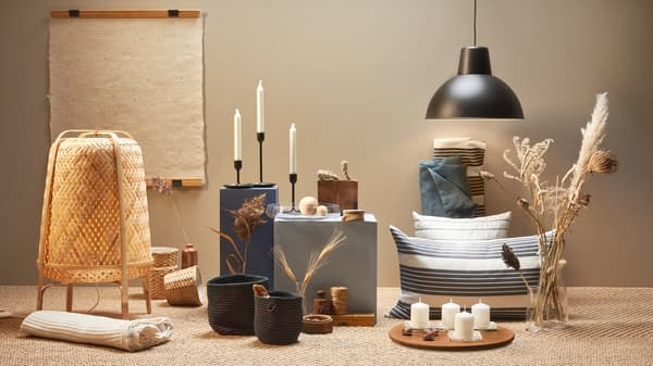 Pilihan produk IKEA yang disumberkan secara lestari termasuk lampu lantai KNIXHULT, linen katil kapas, lilin, ambal dan vas.