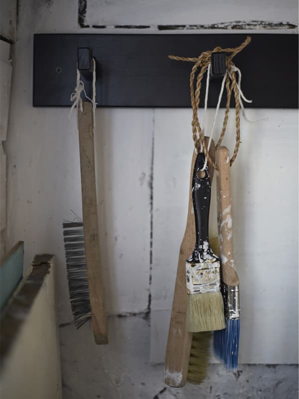 Pinceaux mis à sécher sur des crochets