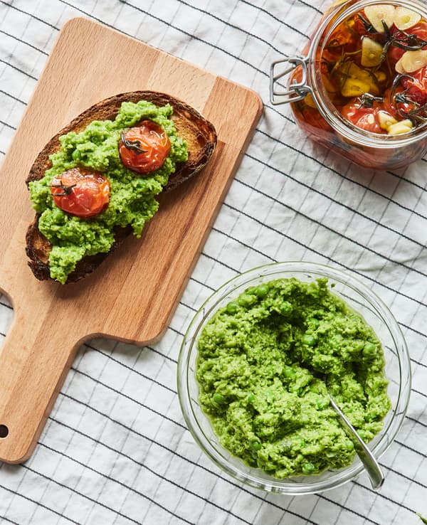 Planifier un dîner IKEA a plein d’idées pour vos soirées entre amis. Servez les en-cas sur une planche à découper, comme IKEA PROPPMÄTT.