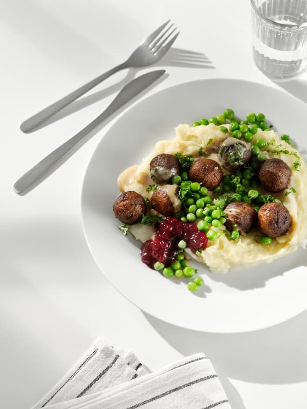 Plate with 8 plan balls, peas, lingonberry sauce and mash