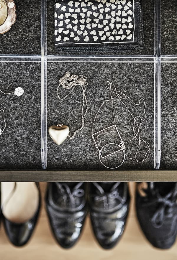Plateau avec accessoires et chaussures.