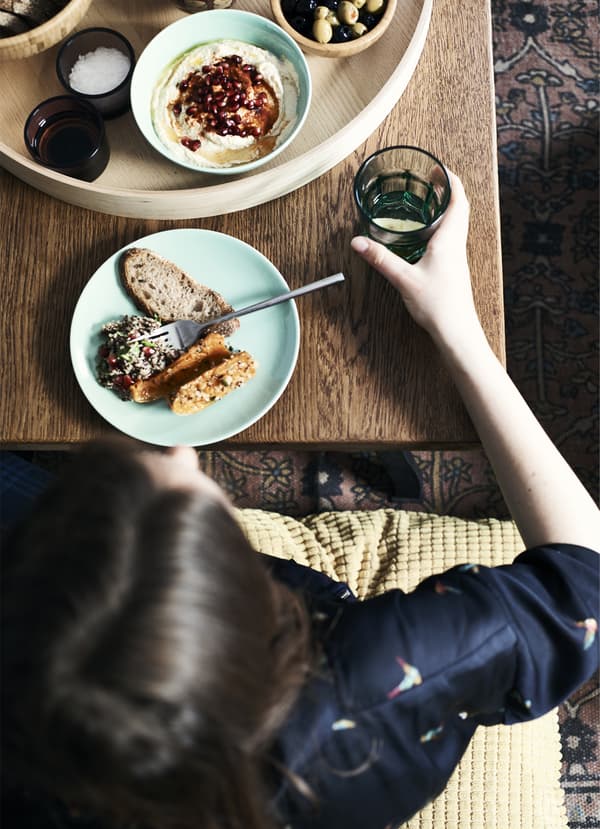 Plats de style marocain sur une assiette turquoise.