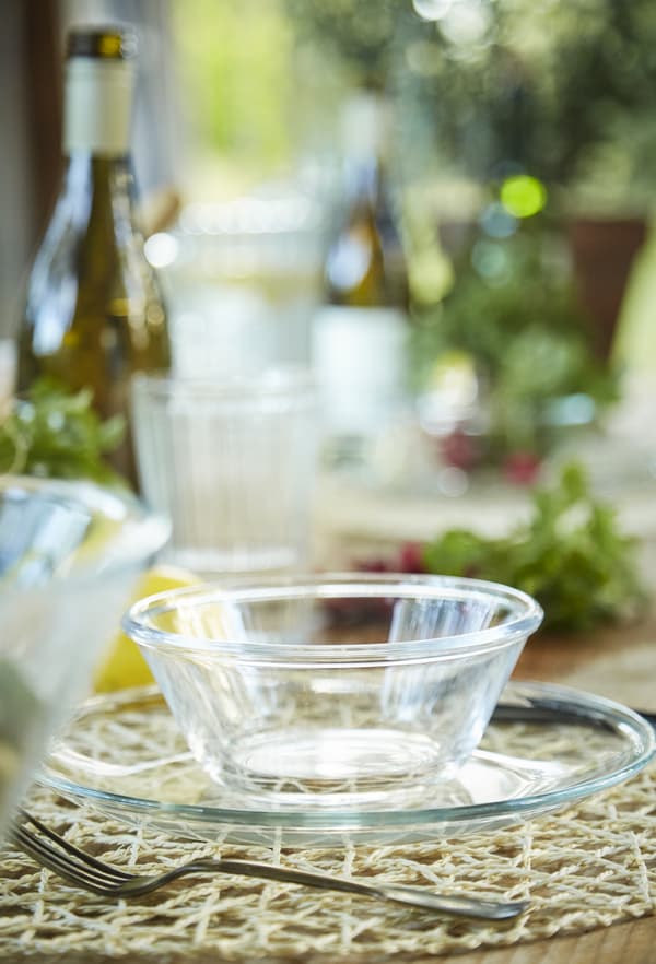 Plats et vaisselle en verre transparent.