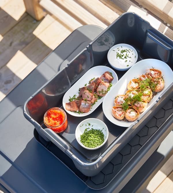 Plats prêts à servir dans une grande boîte en plastique. 