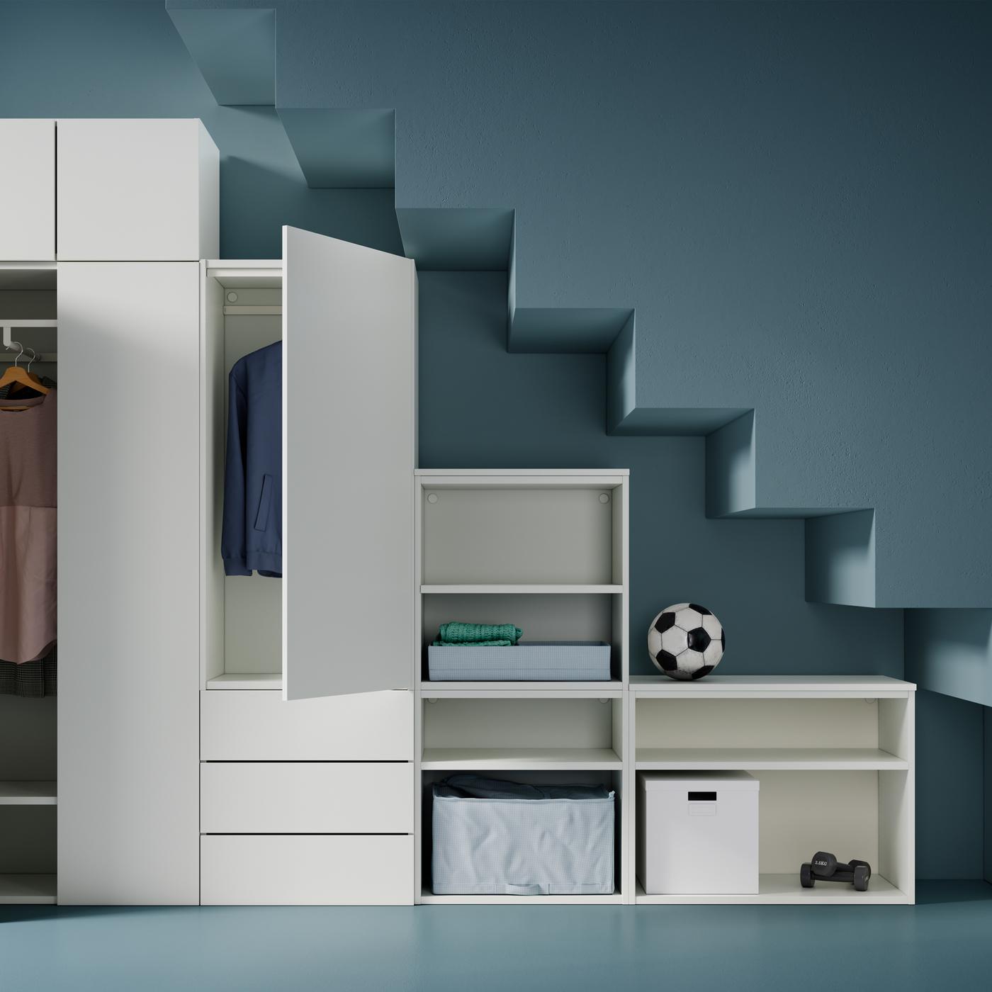 PLATSA kledingkast met elementen van verschillende hoogtes met daarin kleding, een opbergtas, dozen, gewichten en een voetbal.