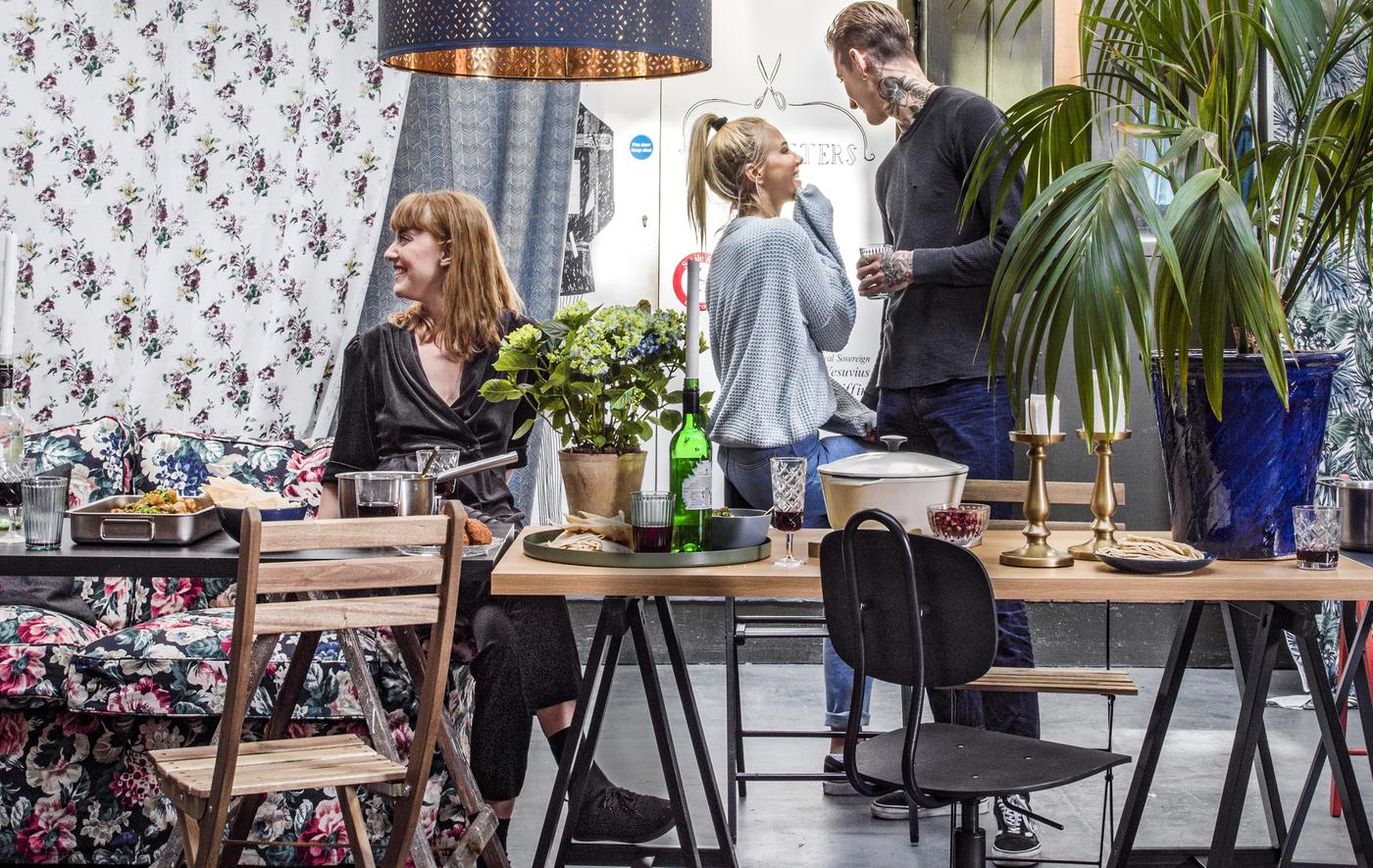 Plusieurs tables et chaises de salle à manger avec des personnes en pleine discussion.