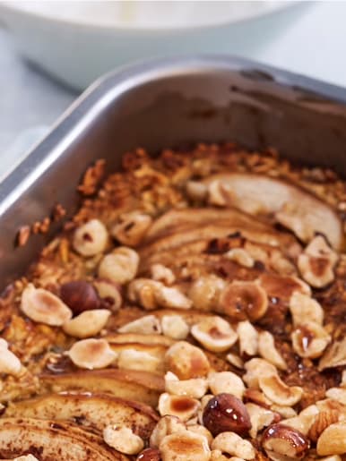 Porridge al forno con nocciole, mela, cardamomo e canne