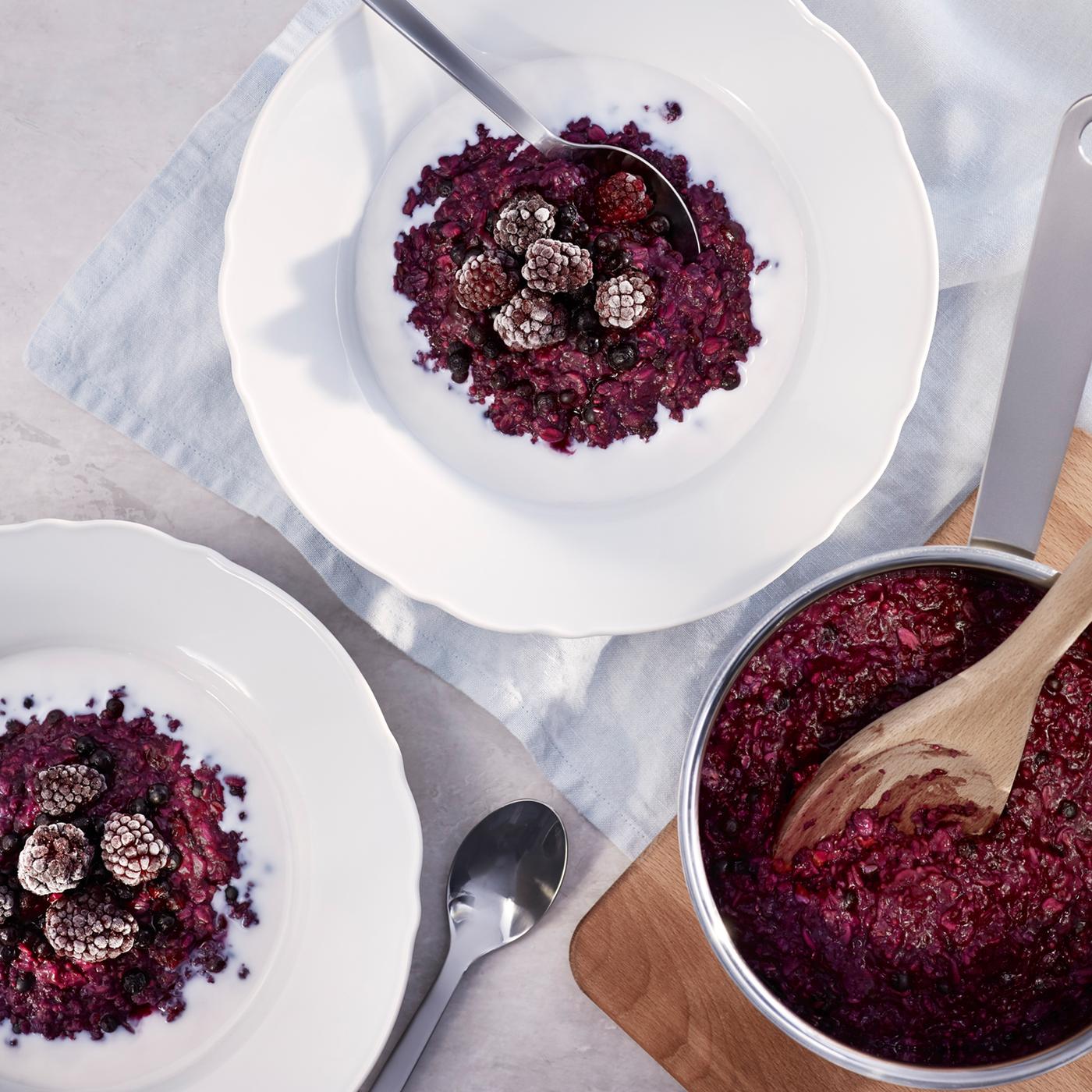 Porridge flavoured with blueberries.