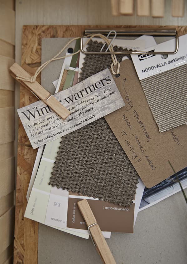 Porte-bloc à pince avec coupures de journaux et échantillons de tissu. 