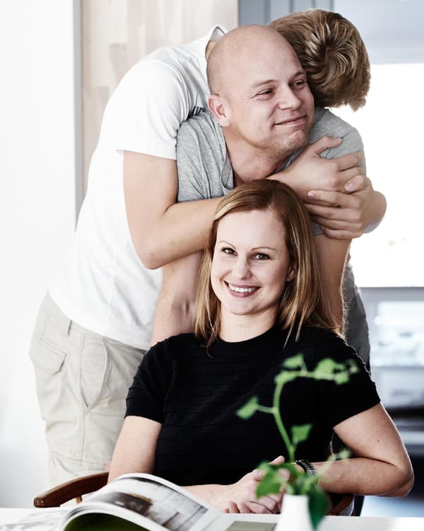 Portrait of Sara and her family.