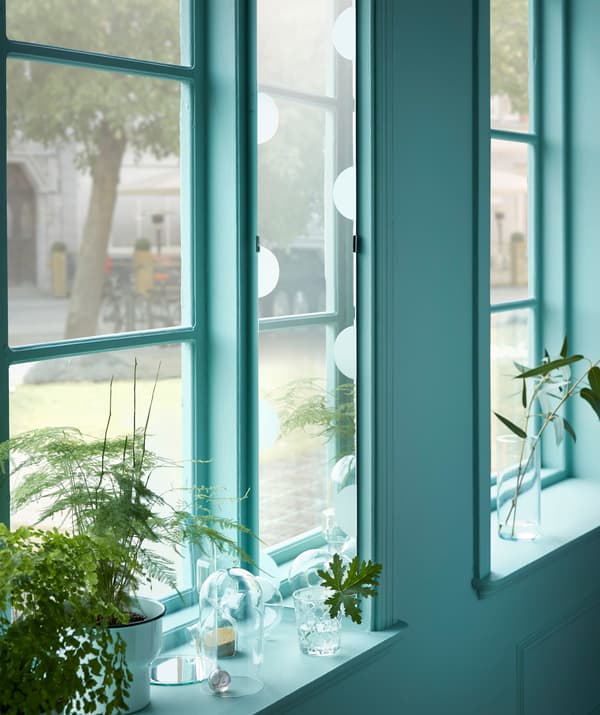 Postavi ogledalo u duboku prozorsku nišu i odslikaj balkon ili dvorište! Isprobaj IKEA LUNDAMO visoko i tanko ogledalo!