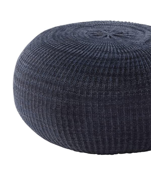 Pouf bleu marine.